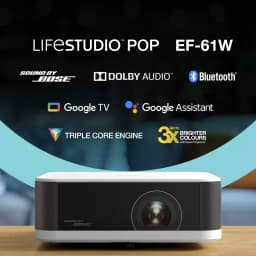 Epson V11HB72040 1080p 3LCD noir, vue avant: objectif central, logos Bose, Dolby, Google TV et Google Assistant