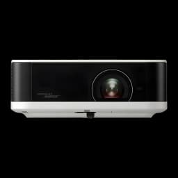Epson V11HB72040 1080p noir, vue avant: objectif central et logo Sound by Bose visibles