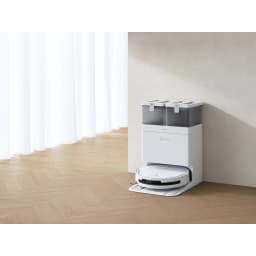 Ecovacs Deebot T50 Pro Omni Gen 2 blanco, vista lateral: robot acoplado a base omni con depósitos grises sobre suelo