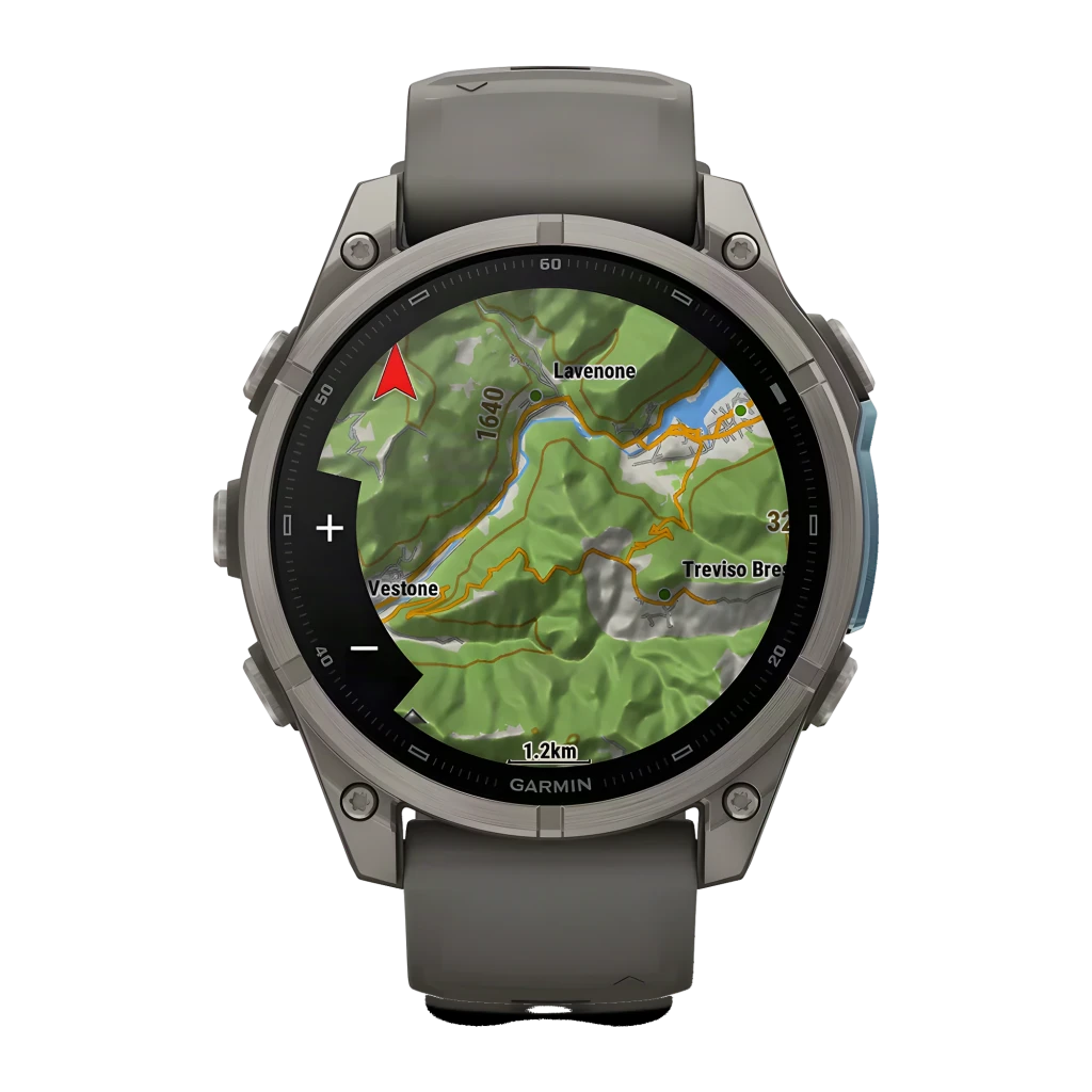 Garmin fenix 9 47mm AMOLED gris, vista en ángulo: pantalla AMOLED encendida con hora, altitud y pasos visibles, caja titanio - Ítem2
