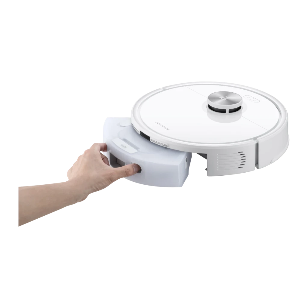 Roborock Q7 TF+ blanco, vista lateral en ángulo: mano extrayendo el depósito de agua del robot
