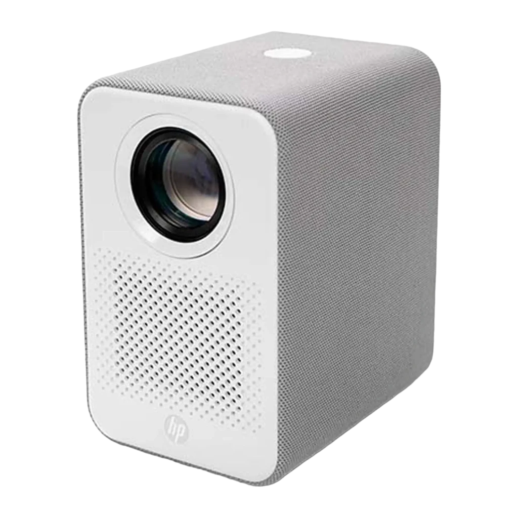 HP Projetor CC500 1080p Branco, ângulo três quartos: lente com reflexo verde, tecido cinza texturizado e logo HP - Item2