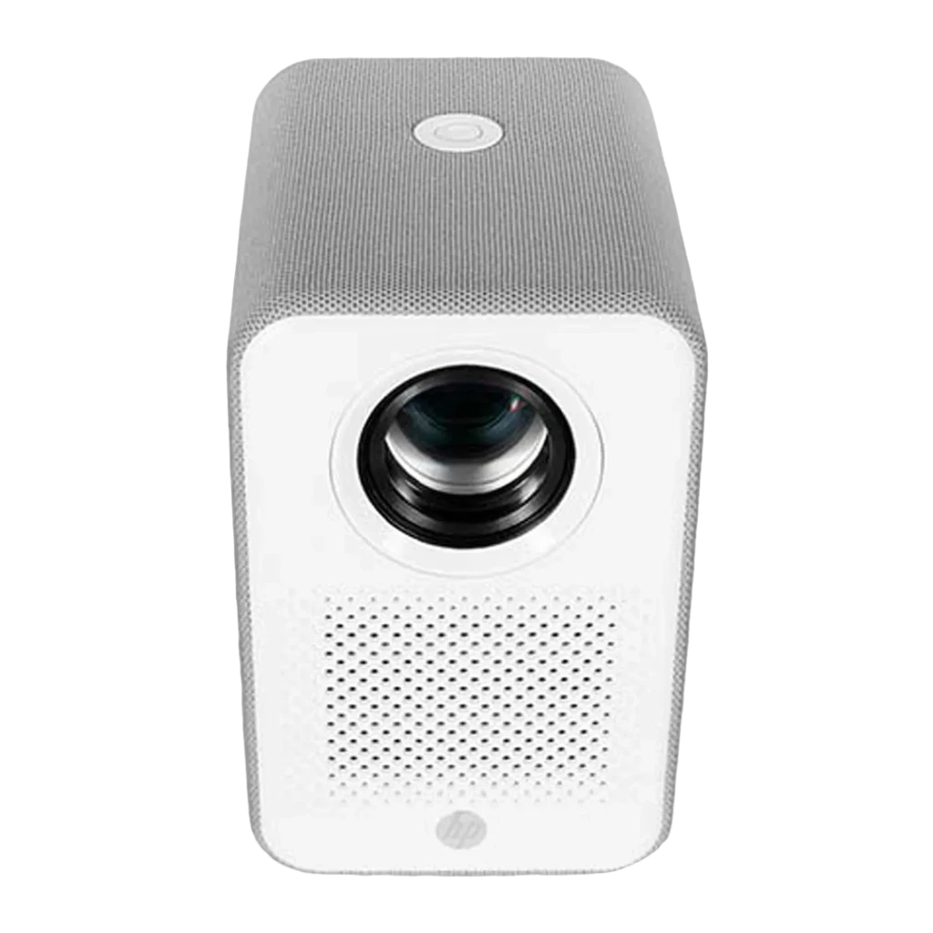 HP Projetor CC500 1080p Branco, ângulo três quartos: lente com reflexo verde, tecido cinza texturizado e logo HP - Item3
