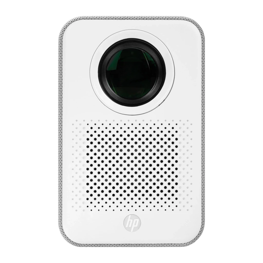 HP Projetor CC500 1080p Branco, ângulo três quartos: lente com reflexo verde, tecido cinza texturizado e logo HP - Item1