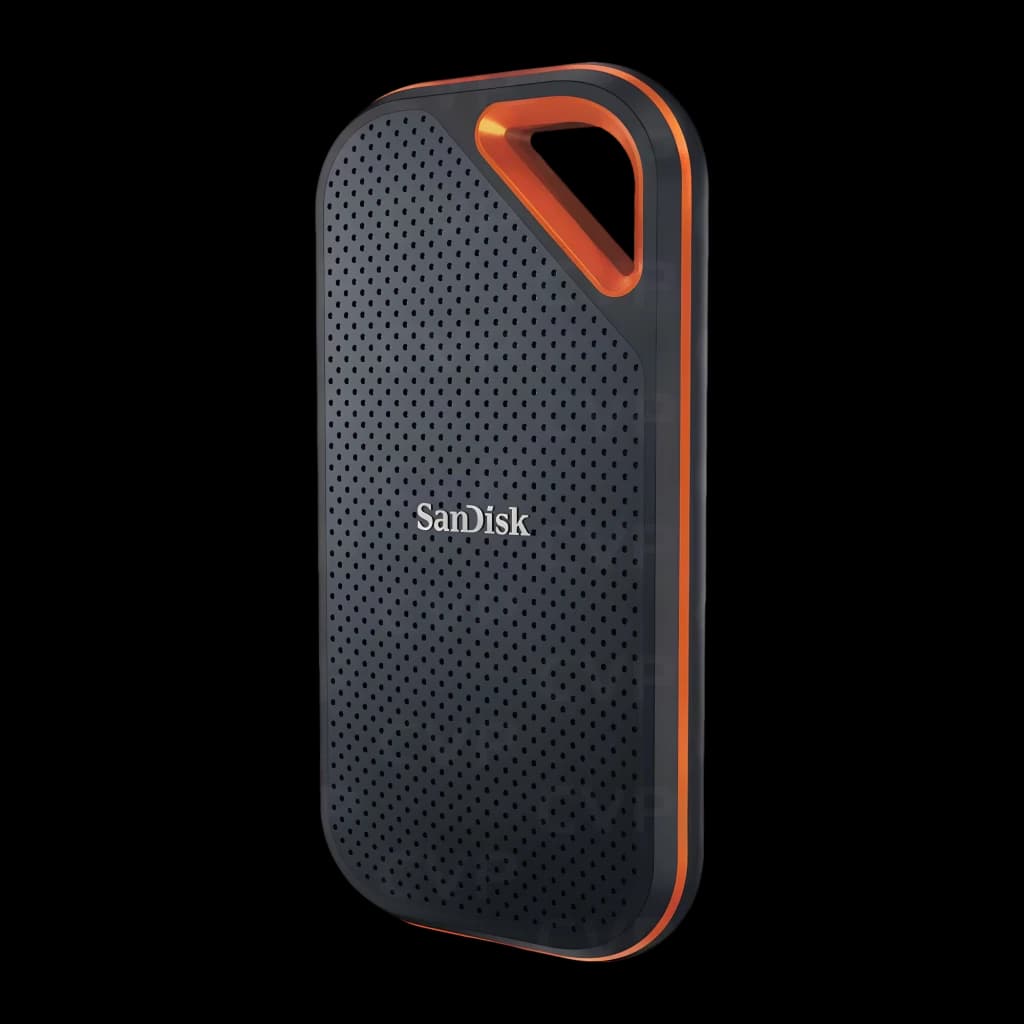 SanDisk SSD Extreme Pro V2 4TB preto laranja, vista frontal em ângulo: textura perfurada, alça triangular laranja e logo