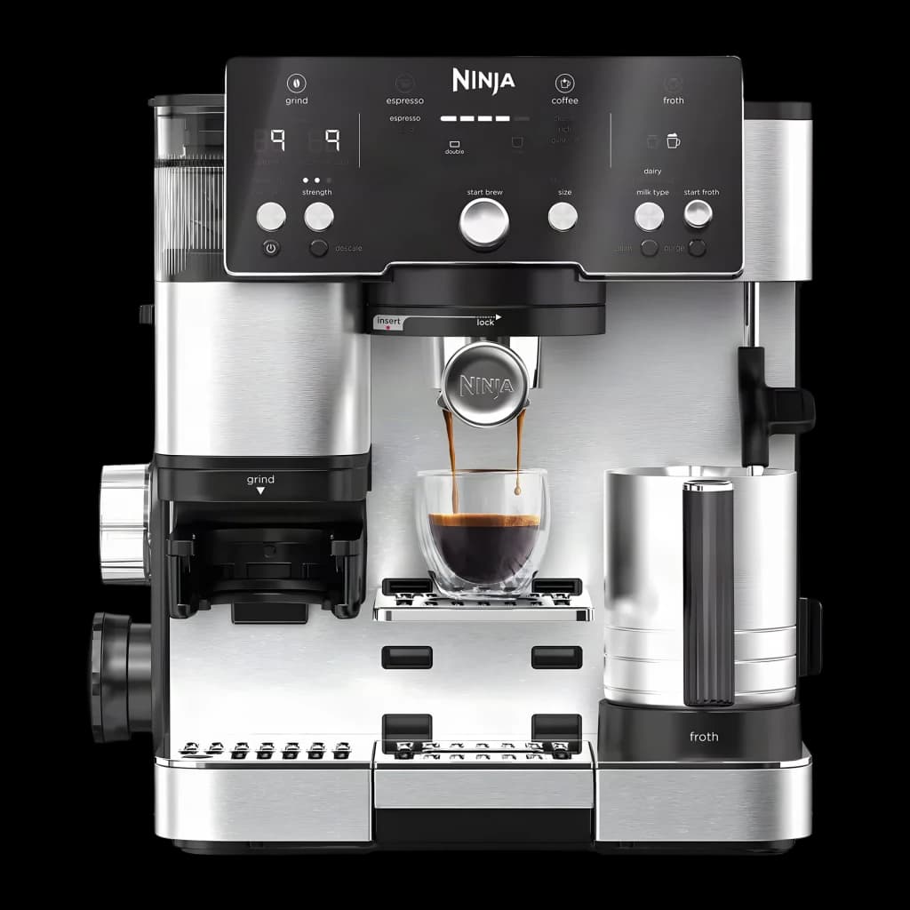 Ninja Luxe Cafe Essential ES501EU castanho, vista frontal: espresso a cair em copo, moedor e vaporizador laterais visíveis