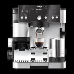 Ninja Luxe Cafe Essential ES501EU castanho, vista frontal: espresso a cair em copo, moedor e vaporizador laterais visíveis
