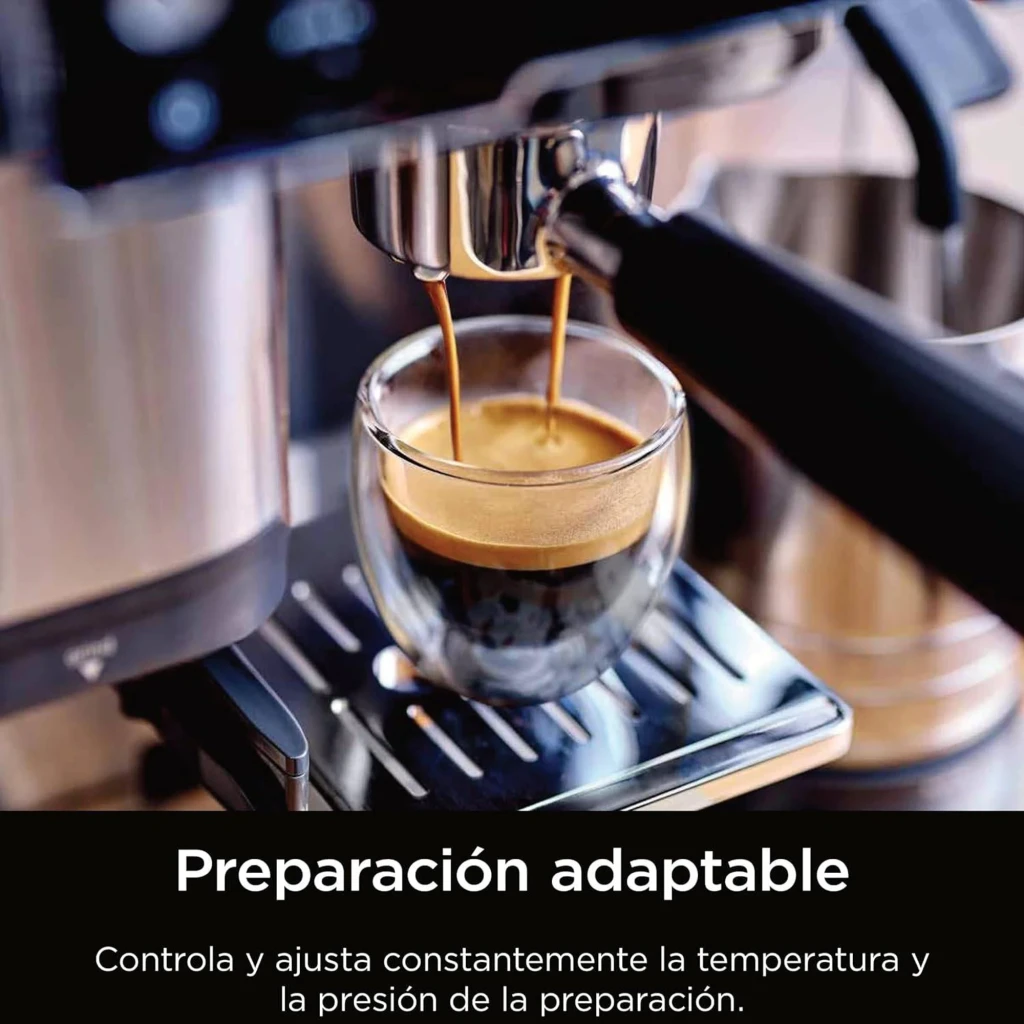 Ninja Luxe Cafe Essential ES501EU marrón, vista frontal: espresso cayendo en taza, molinillo y espumador laterales visibles - Ítem6