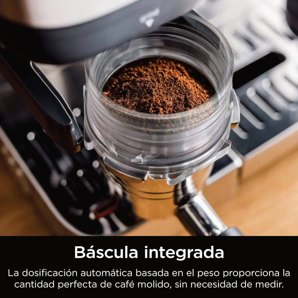 Ninja Luxe Cafe Essential ES501EU marrón, vista frontal: espresso cayendo en taza, molinillo y espumador laterales visibles - Ítem7