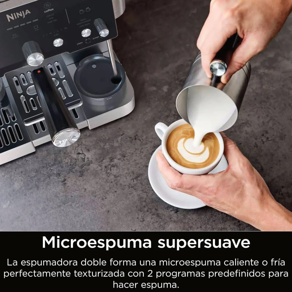 Ninja Luxe Cafe Essential ES501EU marrón, vista frontal: espresso cayendo en taza, molinillo y espumador laterales visibles - Ítem8