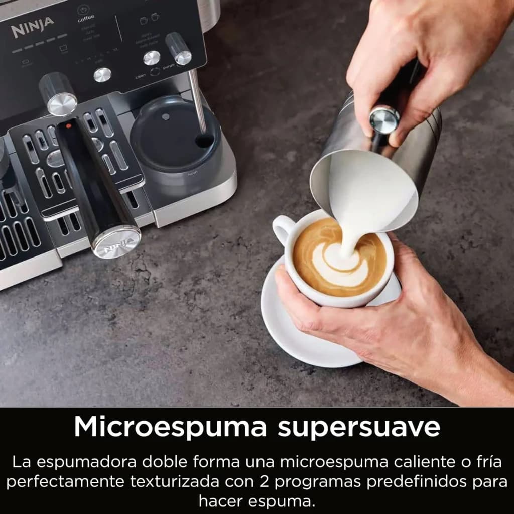 Ninja Luxe Cafe Essential ES501EU cafeteira castanha, uso: mãos vertendo microespuma em xícara com latte art ao lado