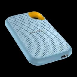 SanDisk Extreme Portable V2 2TB bleu, vue inclinée basse: port USB-C visible sur le côté et mousqueton doré en haut