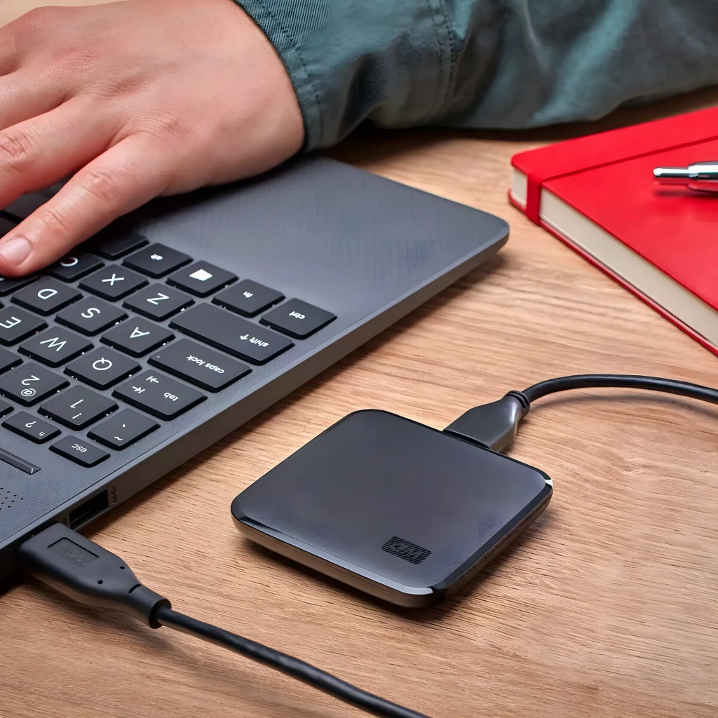 WD Elements SE WDBAYN0010BBK 1TB noir, vue de face: surface mate avec logo WD en relief et coins arrondis - Ítem5