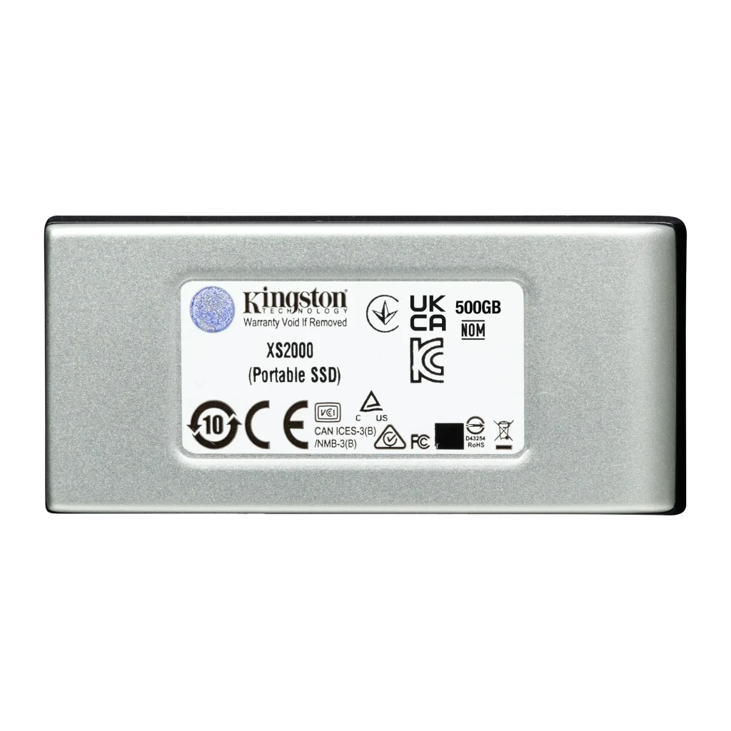 Kingston XS2000 1TB noir argent, vue arrière: étiquette avec modèle XS2000, certifications CE FC RoHS et capacité 500GB