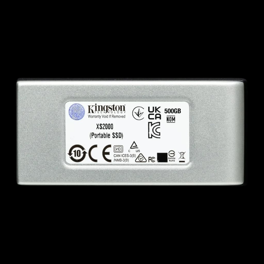 Kingston XS2000 1TB noir argent, vue arrière: étiquette avec modèle XS2000, certifications CE FC RoHS et capacité 500GB