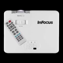 InFocus IN1028ST proyector DLP blanco, vista cenital: panel superior con mando a distancia incluido y rueda de enfoque