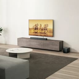 Ultimea Poseidon D80 BOOM Soundbar Negro, vista lifestyle: barra de sonido y subwoofer negro bajo mueble TV en salón moderno