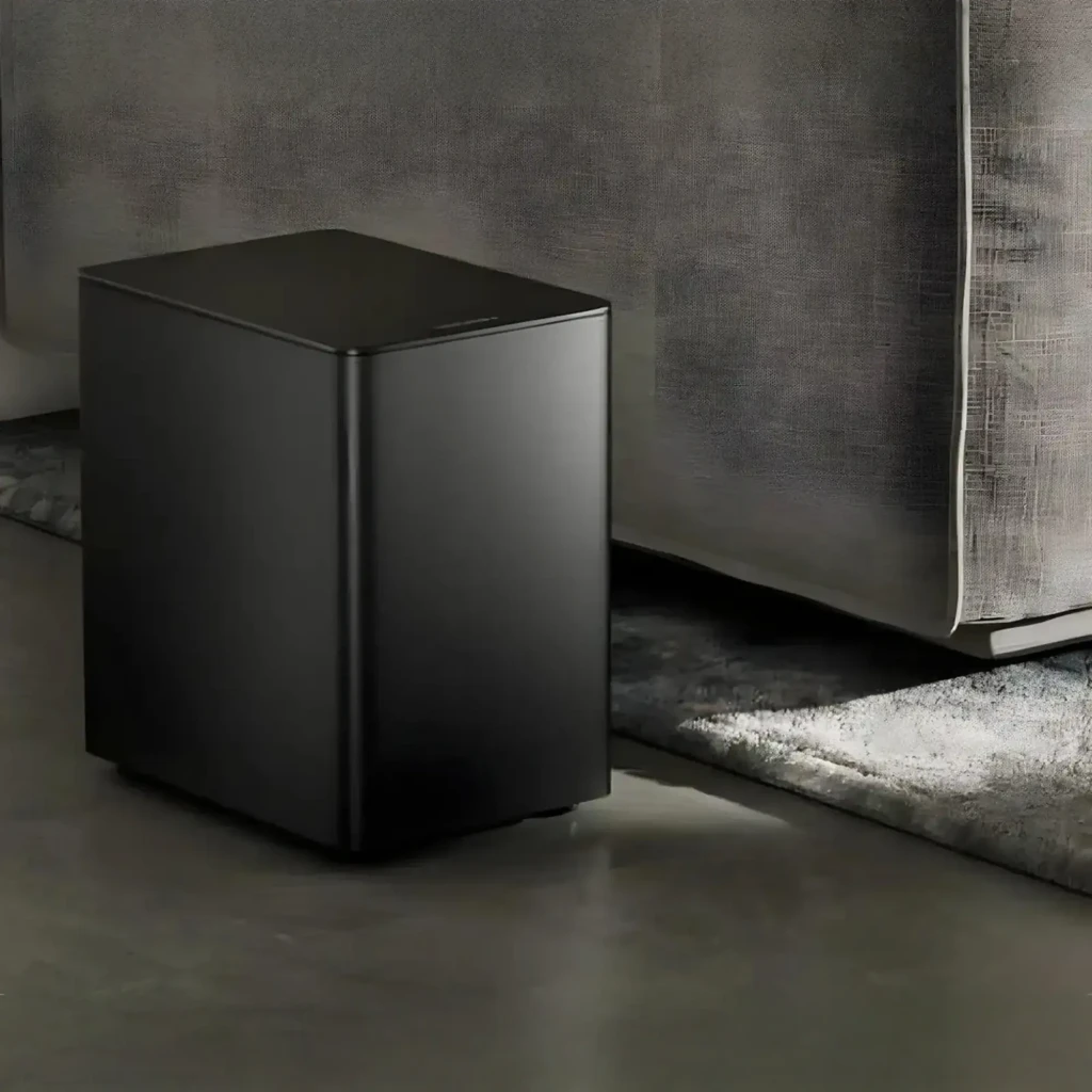Ultimea Poseidon D80 BOOM Soundbar preto, vista conjunto: barra, subwoofer e 4 satélites pretos em perspetiva - Item2