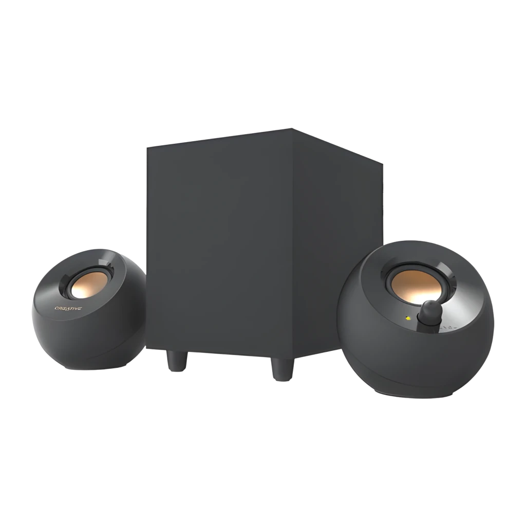 Creative Pebble X Plus 2.1 preto, vista frontal em ângulo: dois satélites esféricos e subwoofer cúbico preto
