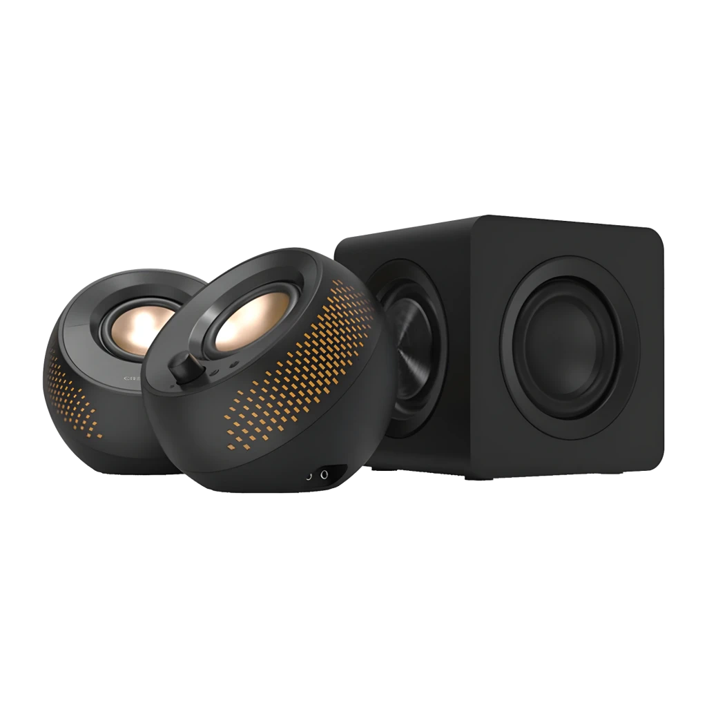 Creative Pebble X Plus 2.1 preto, vista conjunto: dois satélites esféricos com grade dourada e subwoofer cúbico preto