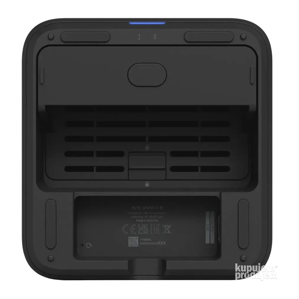 Ubiquiti UniFi NAS UNAS-2-B negro, vista inferior: bahías HDD abiertas, rejillas ventilación y etiqueta con código QC