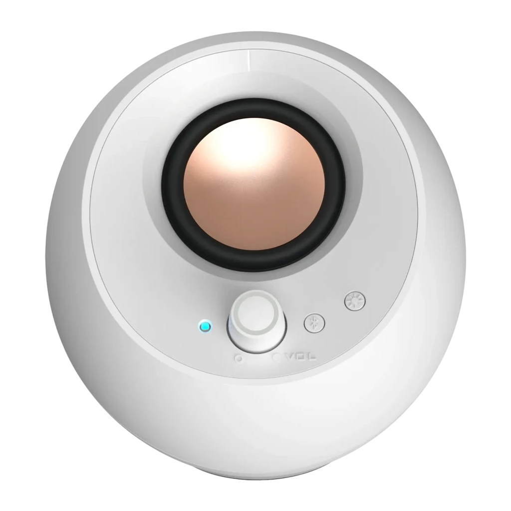 Creative Pebble Pro branco, vista frontal: coluna esférica com woofer cobre, botão de volume e indicador LED azul