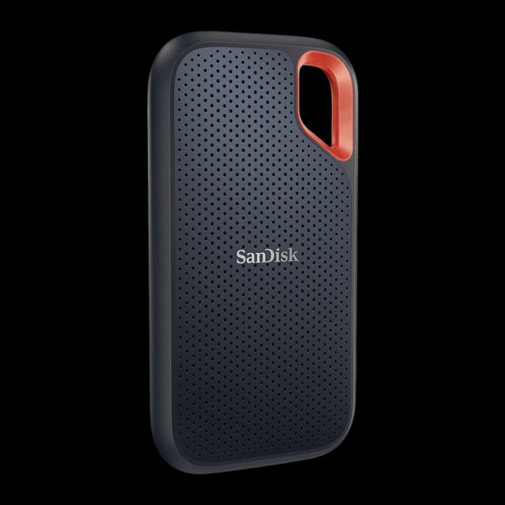 SanDisk Extreme Portable SSD 2TB noir, vue avant en angle: surface perforée, anneau orange et logo SanDisk