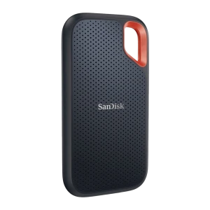 SanDisk Extreme Portable SSD 2TB noir, vue avant en angle: surface perforée, anneau orange et logo SanDisk