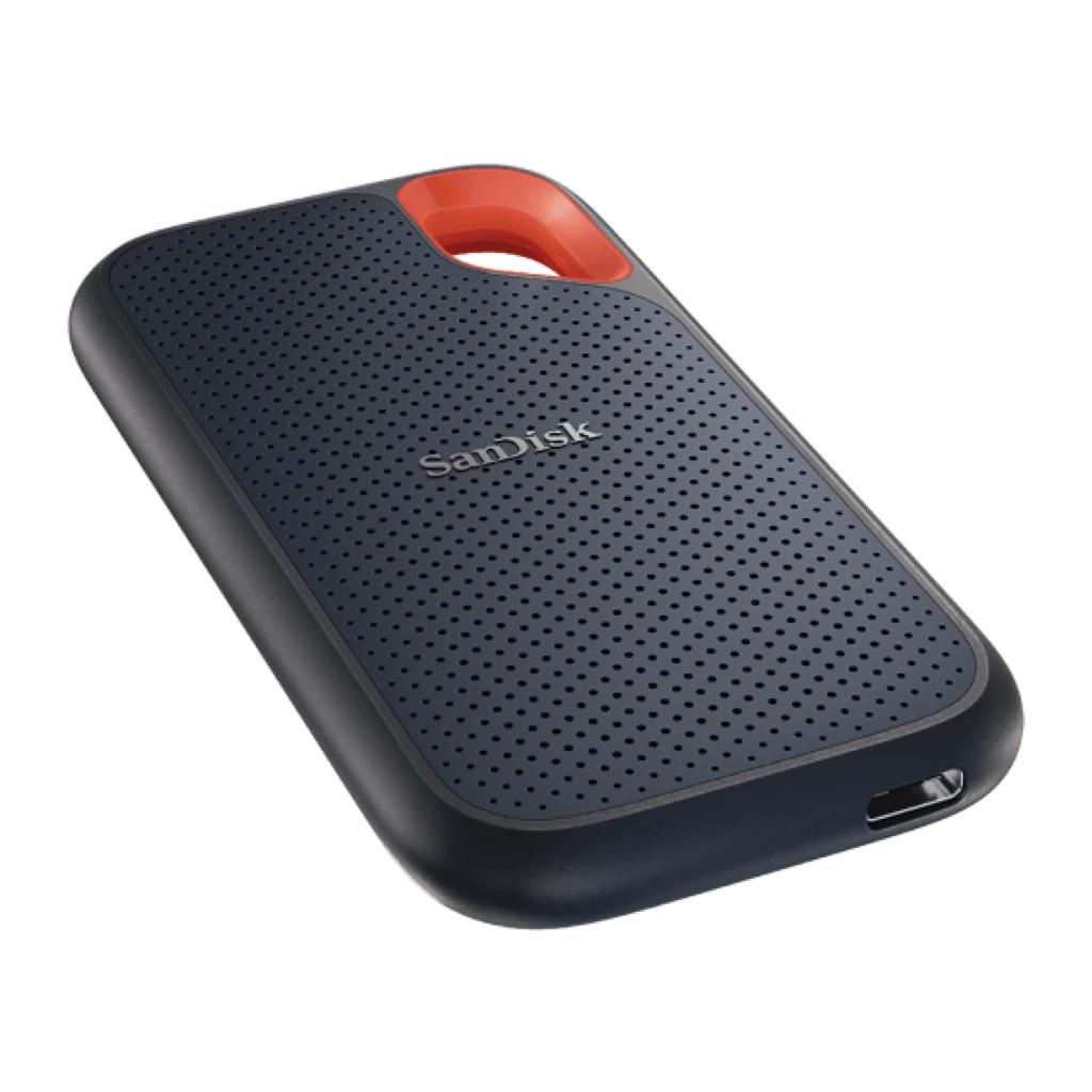 SanDisk Extreme Portable SSD 2TB noir, vue avant en angle: surface perforée, anneau orange et logo SanDisk - Ítem1