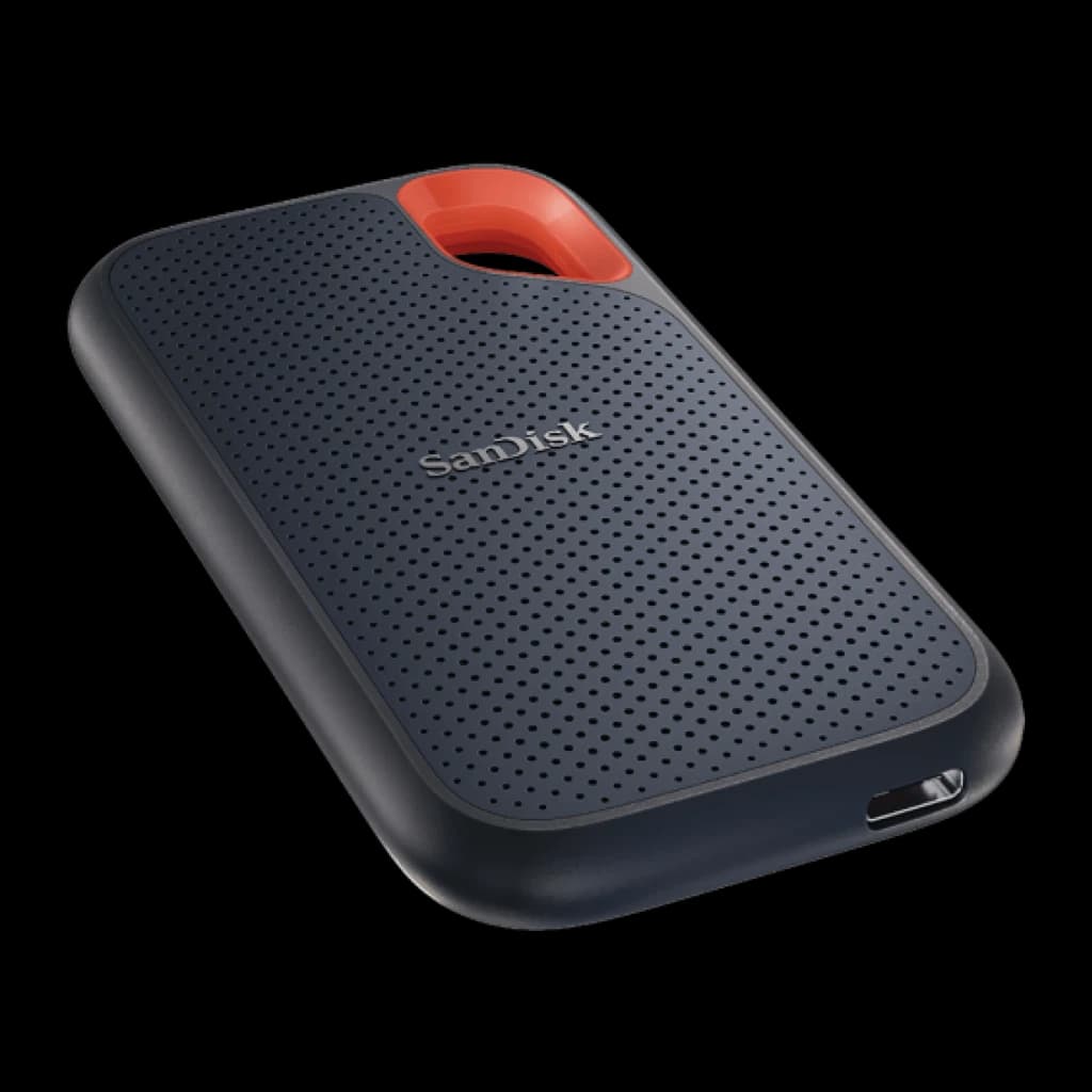 SanDisk Extreme Portable SSD 2TB noir, vue supérieure en angle: port USB-C visible sur le côté et anneau orange