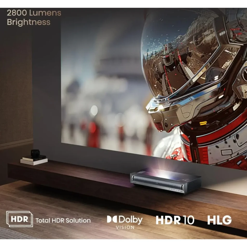 Hisense Projetor laser PX3 4K UHD 2800 lúmens preto, vista frontal lateral: grade de alto-falante, ventilação lateral e logótipos de certificação - Item6
