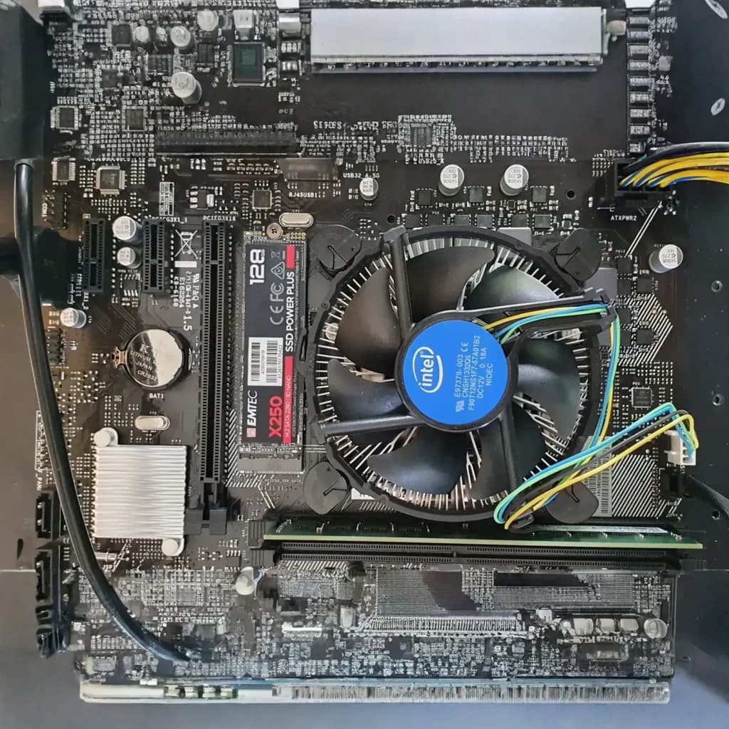 Emtec SSD Power Plus X250 128GB, instalado em placa-mãe: unidade M.2 montada ao lado do cooler Intel e slots PCIe