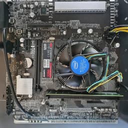 Emtec SSD Power Plus X250 128GB, instalado em placa-mãe: unidade M.2 montada ao lado do cooler Intel e slots PCIe