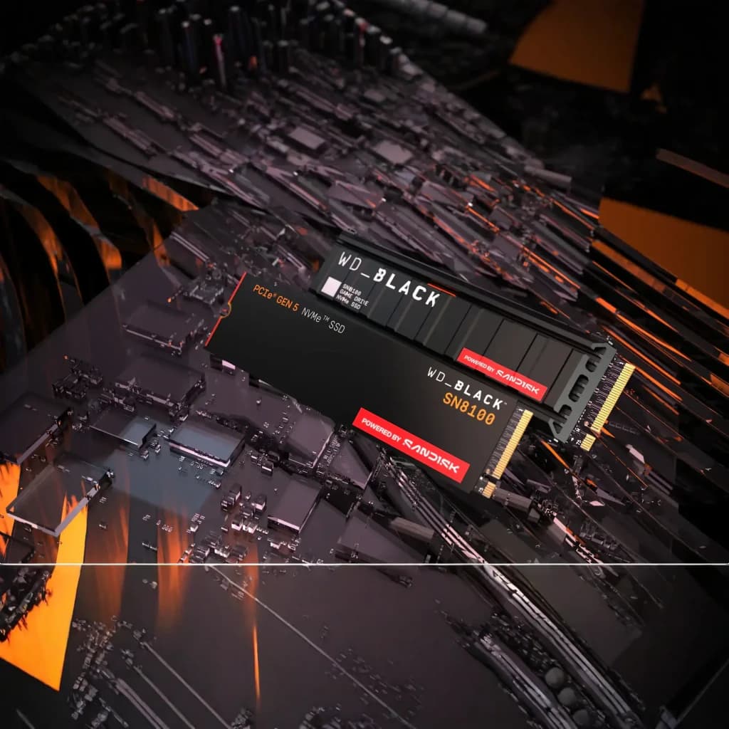 WD Black SN8100 8TB noir, vue en angle: SSD M.2 avec dissipateur noir, logo rouge et connecteur doré sur fond dramatique