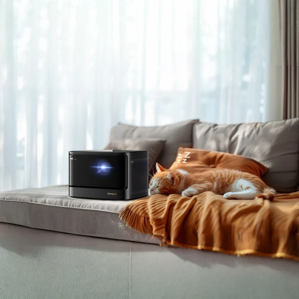 Dangbei Mars Pro 2 Laser 4K UHD preto 32GB, vista frontal: objetiva central, logótipo dourado e etiqueta 4K Ultra HD - Item4
