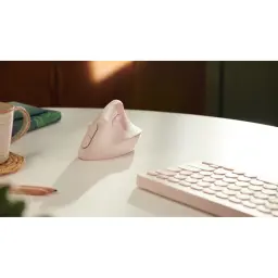 Logitech Ratón Lift Vertical Ergonómico Rosa, vista lifestyle: ratón sobre escritorio blanco junto a teclado y taza