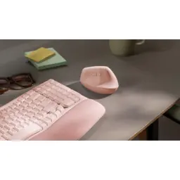 Logitech Ratón Lift Vertical Ergonómico Rosa, escena escritorio: ratón vertical junto a teclado rosa ergonómico sobre mesa