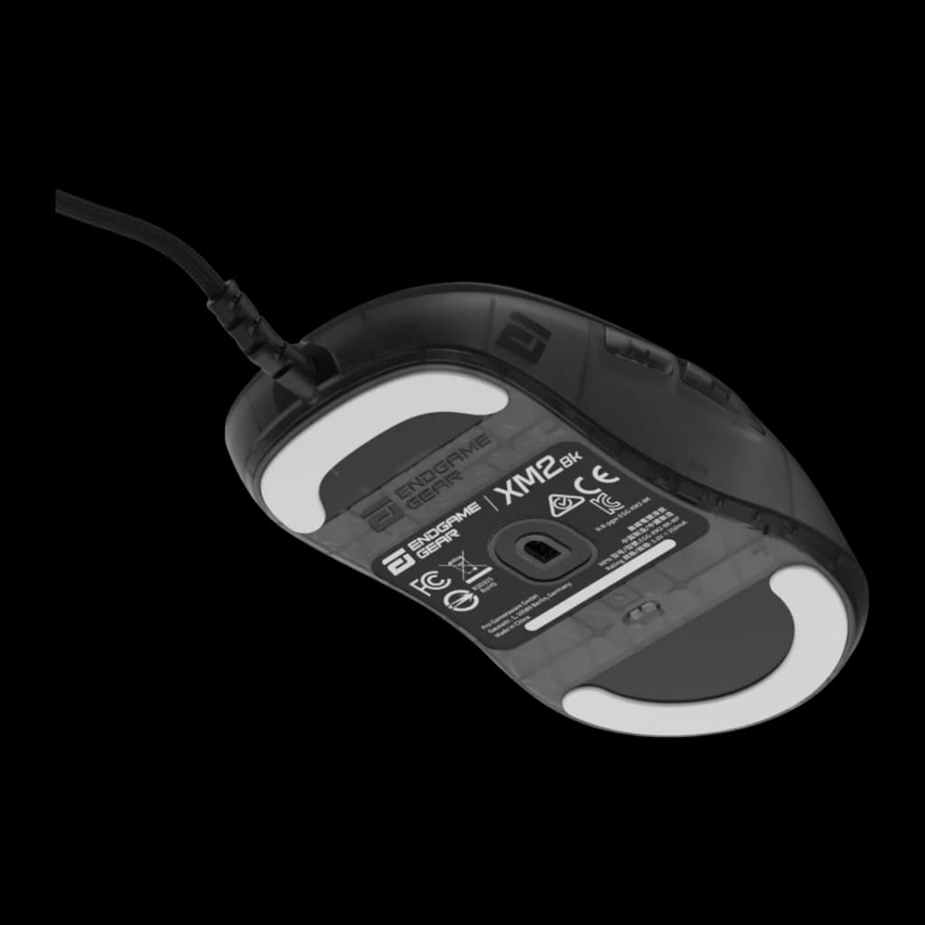 Endgame Gear XM2 8k Dark Frost, vista inferior en ángulo: sensor, pies blancos y carcasa translúcida desde perspectiva