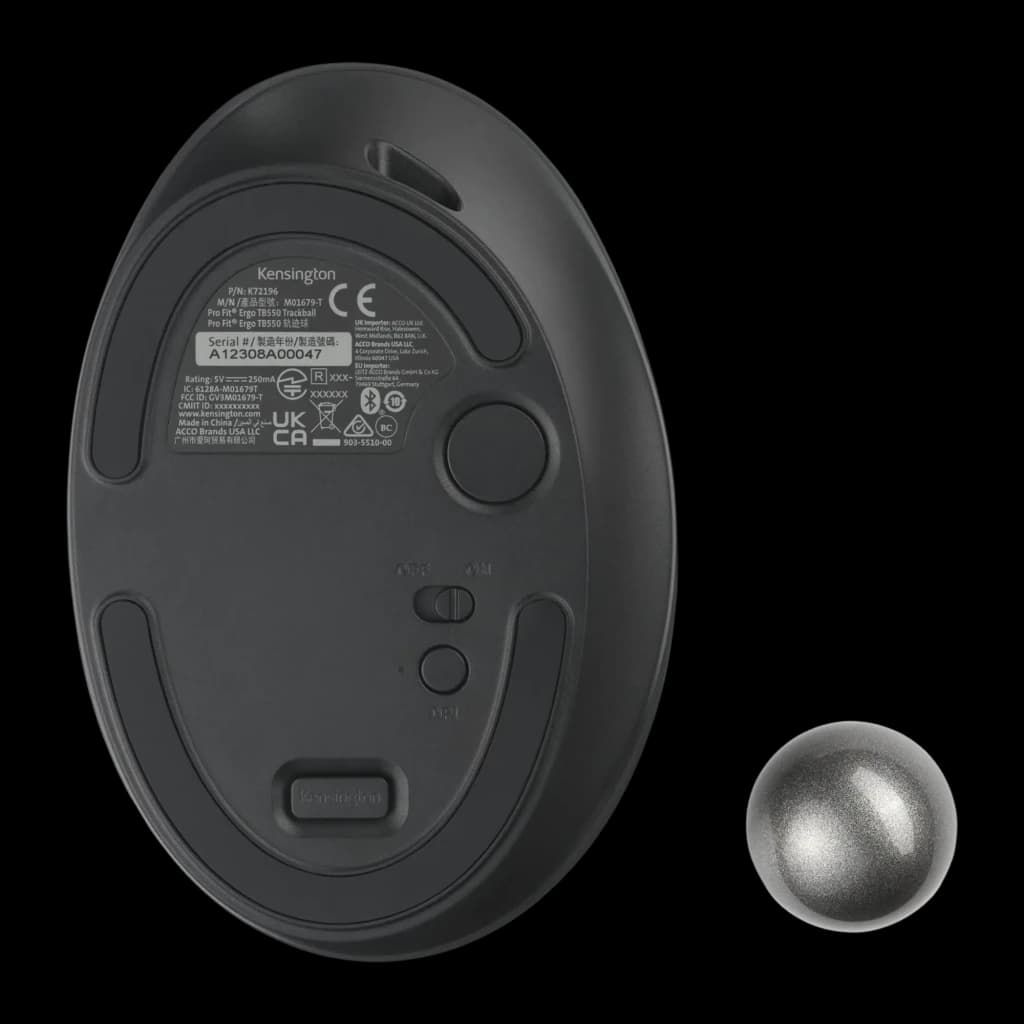Kensington Pro Fit Ergo TB550 preto-azul, vista inferior com bola removida: etiqueta técnica, botões DPI e bola trackball