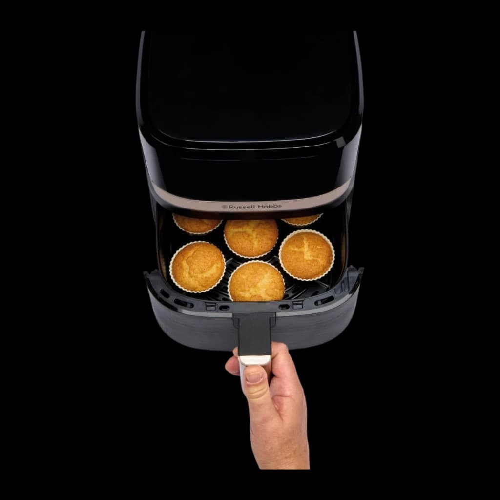 Russell Hobbs SatisFry 4,3 L noir, tiroir ouvert: main tirant le panier avec 5 muffins cuits sur grille