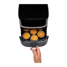 Russell Hobbs SatisFry 4,3 L noir, tiroir ouvert: main tirant le panier avec 5 muffins cuits sur grille