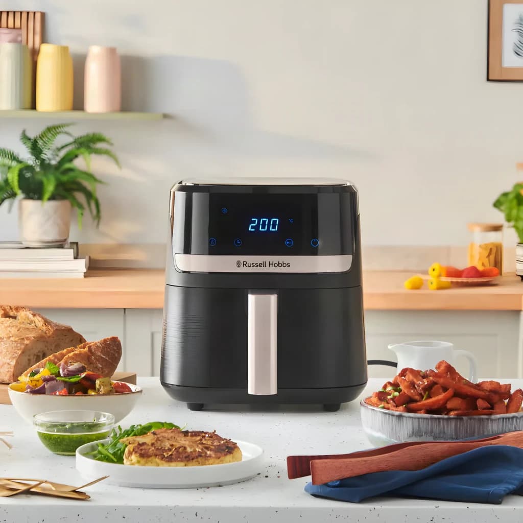 Russell Hobbs SatisFry 4.3L noir, vue de face en cuisine: écran digital à 200°C entouré d'aliments