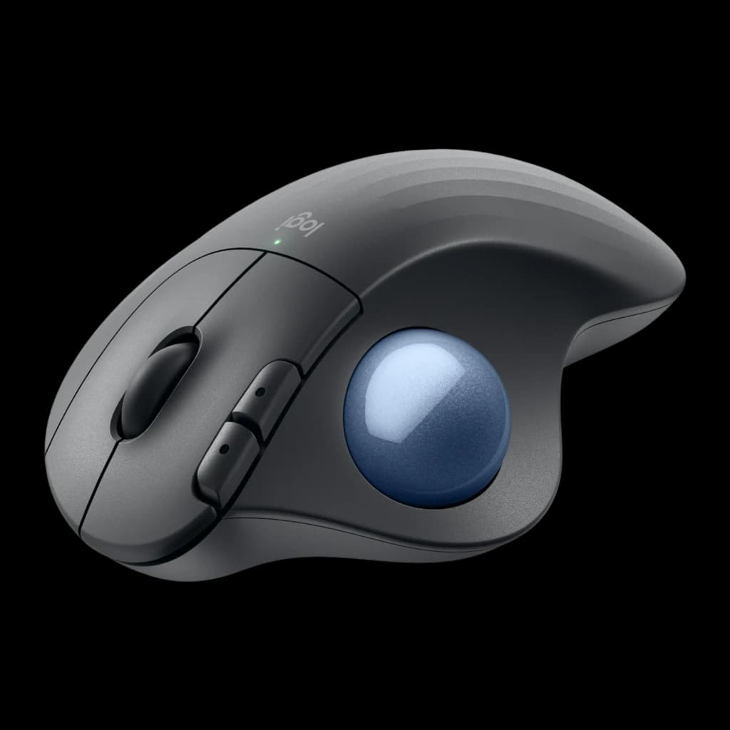Logitech ERGO M575S grafito, vista trasera lateral: perfil ergonómico elevado, trackball azul y botones laterales visibles