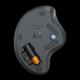 Logitech ERGO M575S Grafito, vista inferior: compartimento de batería abierto, interruptor ON y trackball azul