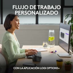 Logitech Wave Keys Inalámbrico Ergonómico Grafito, uso: mujer escribiendo en escritorio con monitor y app Logi Options+