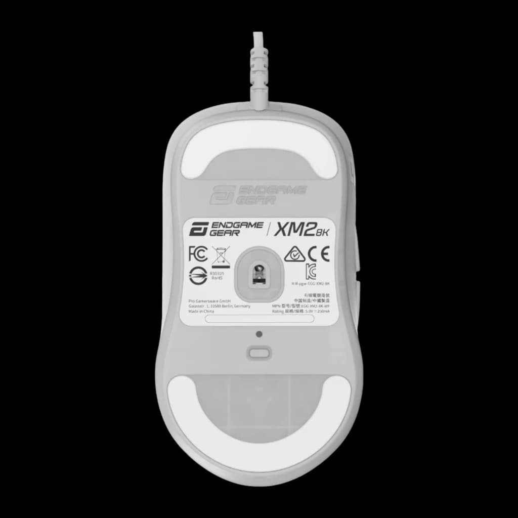 Endgame Gear XM2 8K blanco, vista inferior: sensor óptico, pies deslizantes y etiqueta XM2 8K