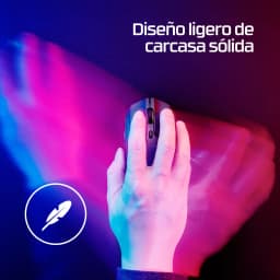 HyperX Pulsefire Haste 2 Wireless negro, lifestyle: mano sujetando el ratón sobre alfombrilla con iluminación RGB azul y rosa