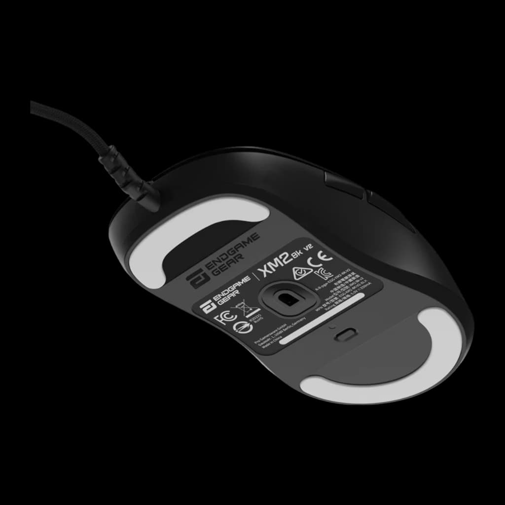 Endgame Gear XM2 8k v2 negro, vista inferior: patines blancos, sensor óptico y etiqueta XM2 8k v2