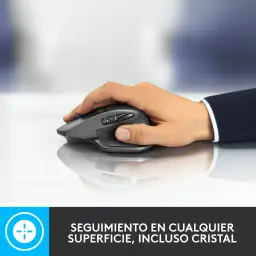Logitech Rato MX Master 2S Grafite, uso: mão segurando o rato sobre superfície de vidro