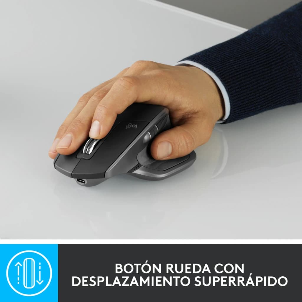 Logitech Rato MX Master 2S Grafite, vista em uso: mão segurando o rato sobre superfície cinza, roda de deslocamento visível